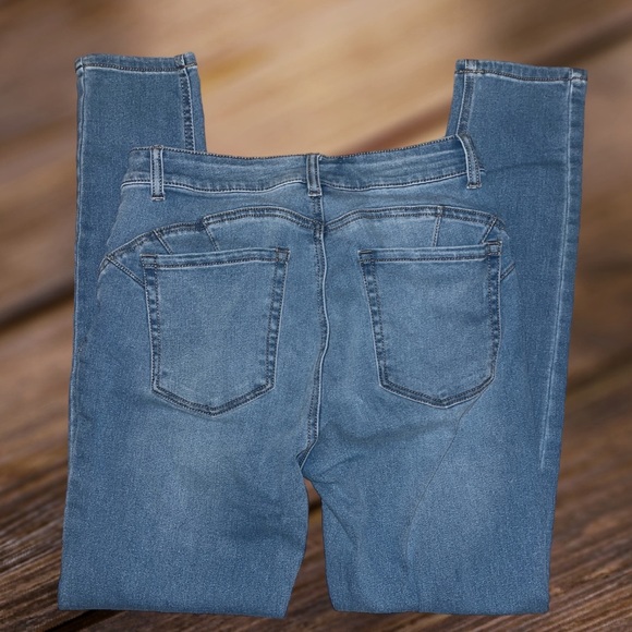 Fashion Nova Womens Light Blue Wash Jeans Denim Stretch High Rise - Picture 3 of 3